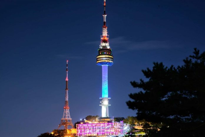Cảnh ban đêm trên Tháp Namsan Seoul