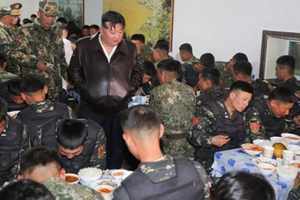Nhà lãnh đạo Kim Jong-un thị sát Sư đoàn tăng thiết giáp từng xâm chiếm Seoul