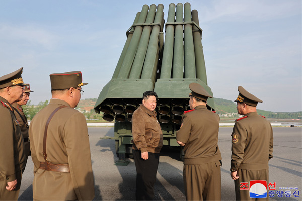 Chủ tịch Bắc Triều Tiên thị sát hệ thống vũ khí tên lửa chiến thuật mới