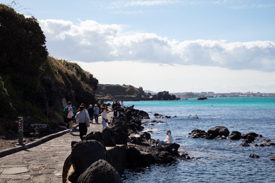 Handam Coastal Trail (한담해안산책로)