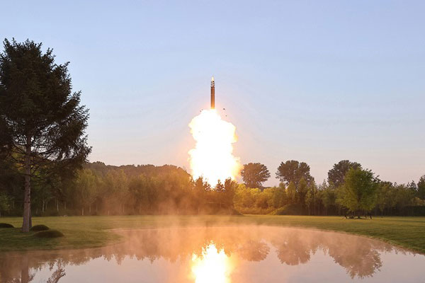 Bắc Triều Tiên tuyên bố thử nghiệm thành công phân tách và điều khiển dẫn đường đa đầu đạn