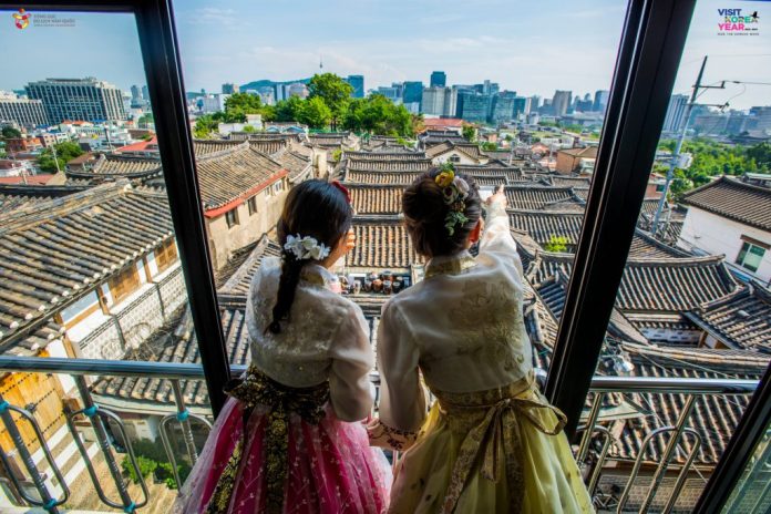 Trải nghiệm mặc Hanbok và đi dạo ở Làng Hanok Bukchon