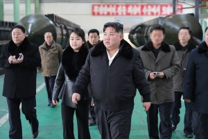 Chủ tịch Kim Jong-un thăm nhà máy sản xuất xe phóng tên lửa ICBM