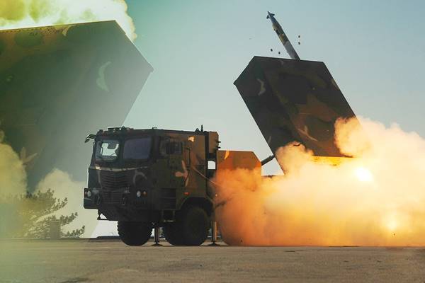 Lục quân Hàn Quốc diễn tập bắn pháo phản lực phóng loạt "Chunmoo"