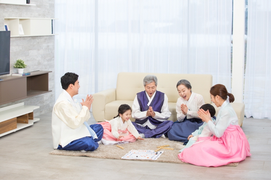 Cả gia đình cùng nhau chơi Yunnori dịp Seollal (Nguồn: Getty Images Bank)